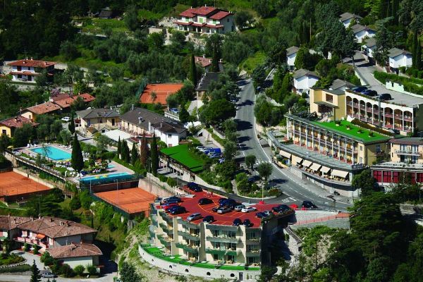 tennis hotel bazzanega lake garda view 1200x800